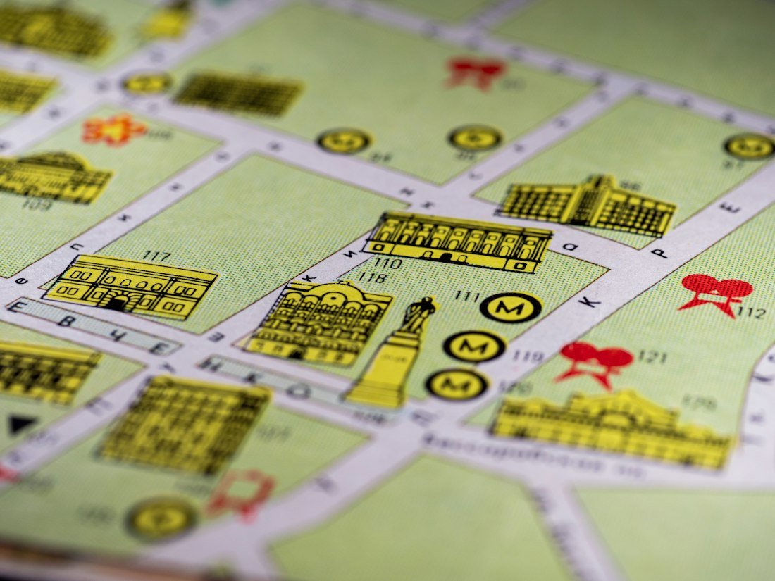 A detailed map shows buildings and streets
