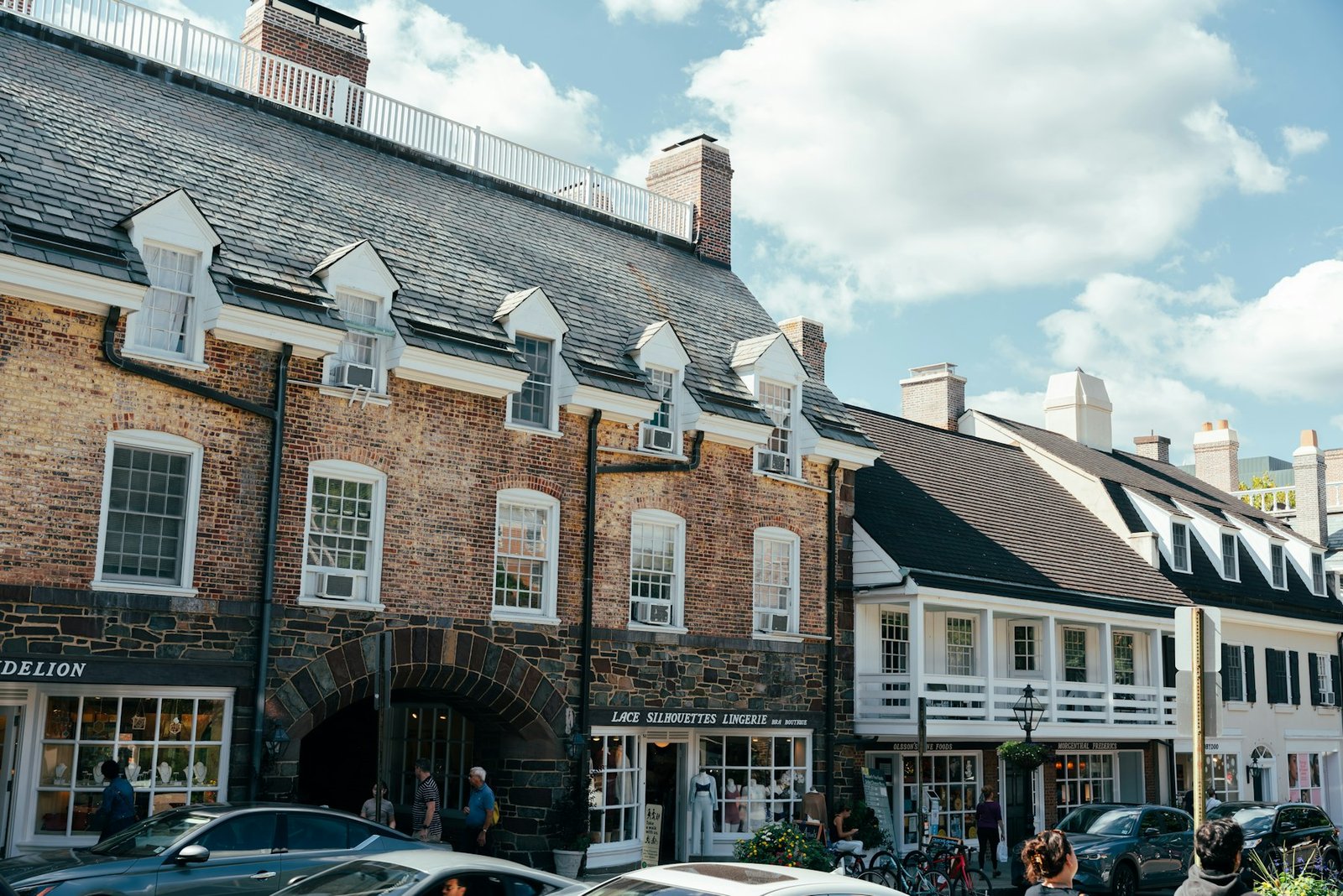 A group of cars parked in front of a building