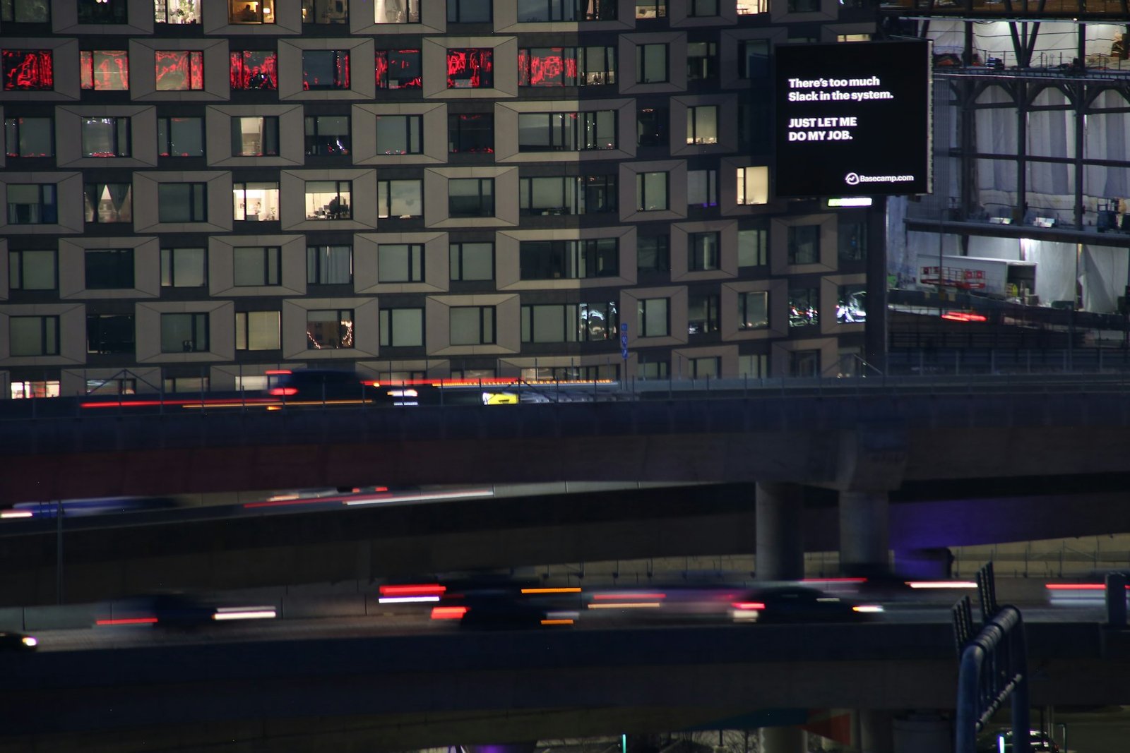 A city street filled with lots of traffic at night