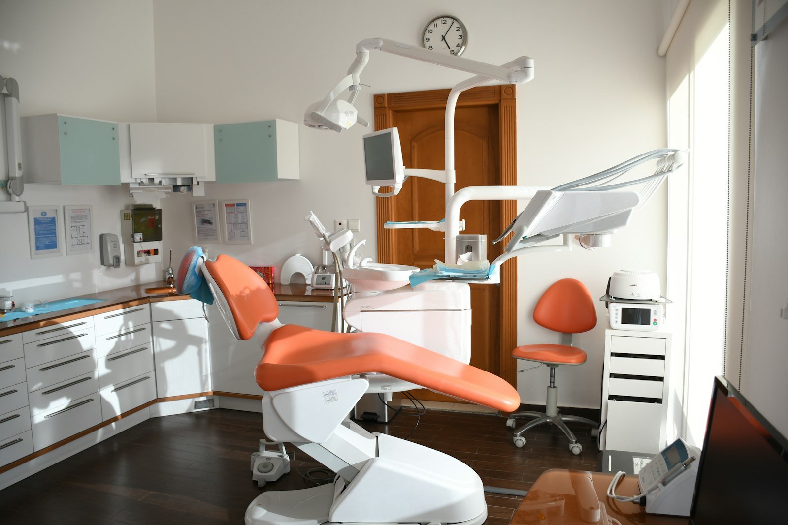 http://Dental%20chair%20in%20a%20bright%20clinical%20room
