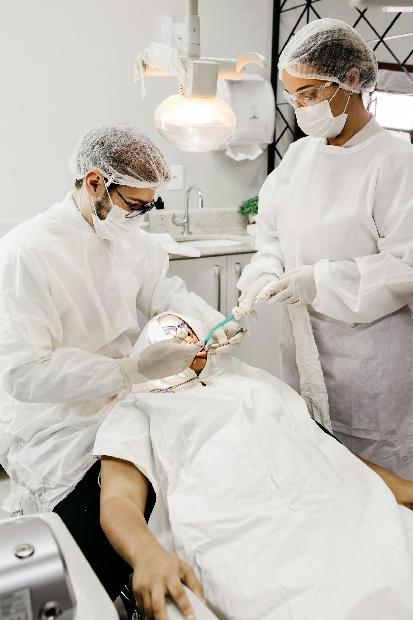 http://Specialists%20carrying%20out%20a%20dental%20procedure