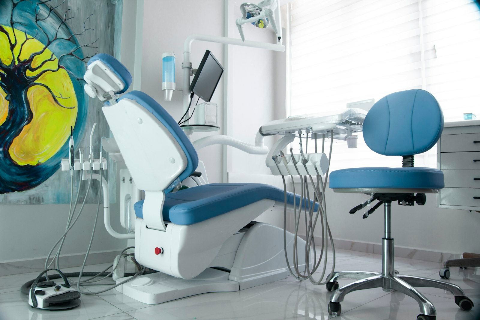 http://Treatment%20room%20at%20a%20private%20city%20dental%20practice
