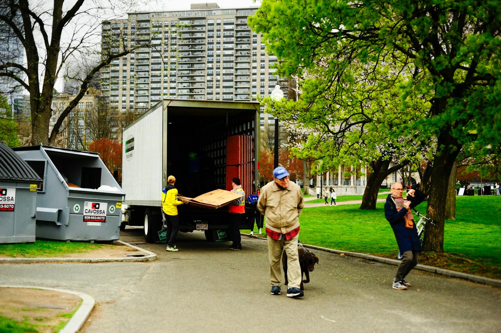 http://Team%20clearing%20furniture%20into%20a%20removal%20truck