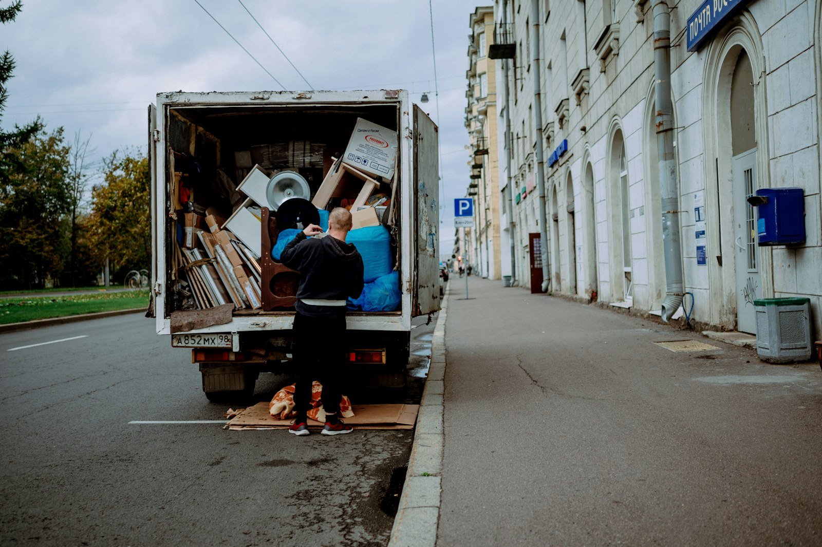 http://Crew%20unloading%20furniture%20from%20a%20removal%20truck