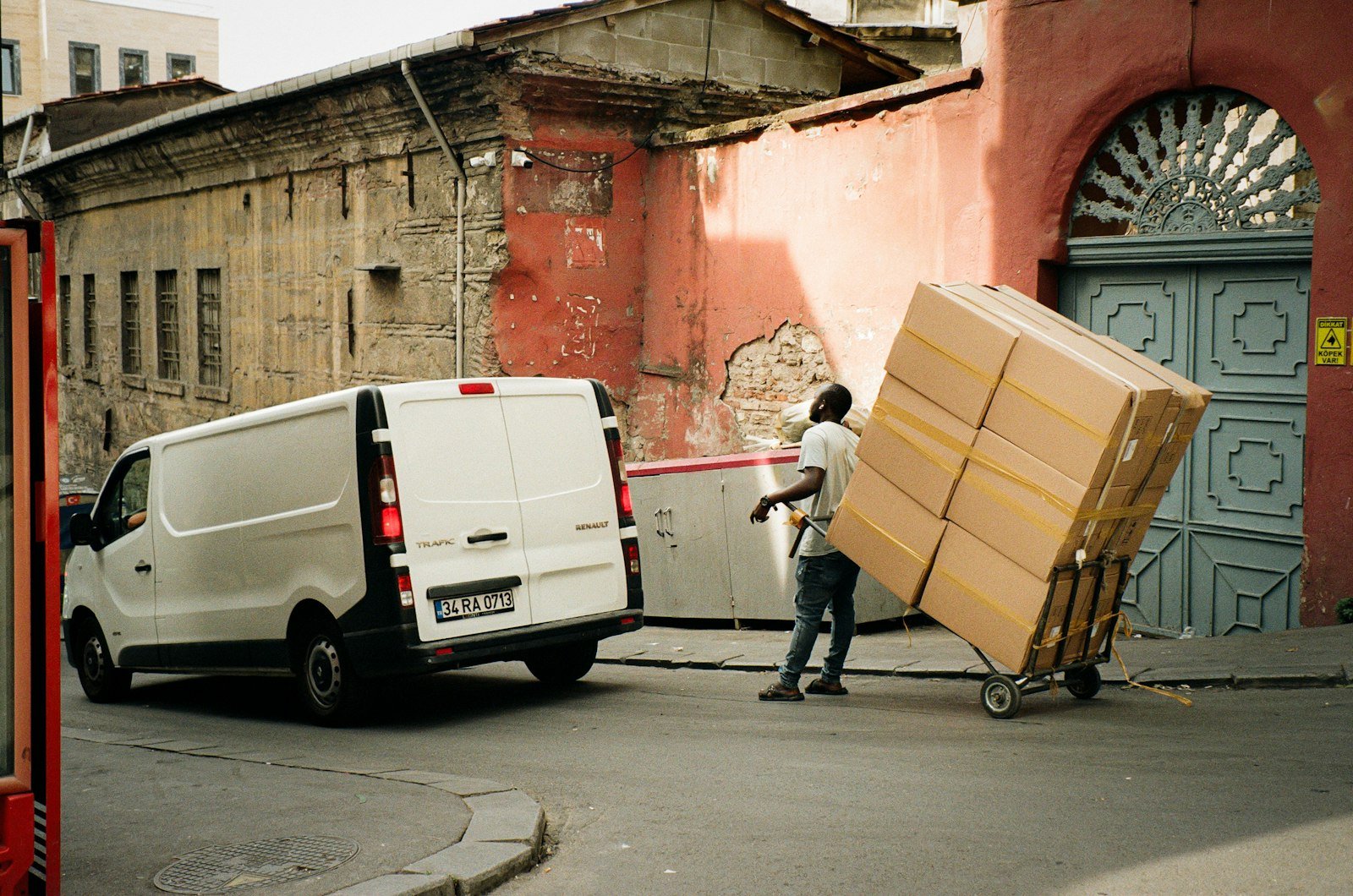 http://Boxes%20being%20unloaded%20from%20a%20removal%20van